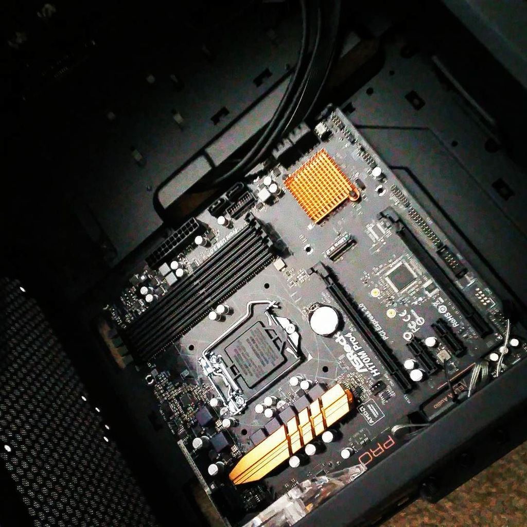 ArtrexisLives's tweet image. Step 2: the motherboard. #PCMasterRace #PCBuild #DesktopBuild #DontScrewUp ift.tt/2foc2Us