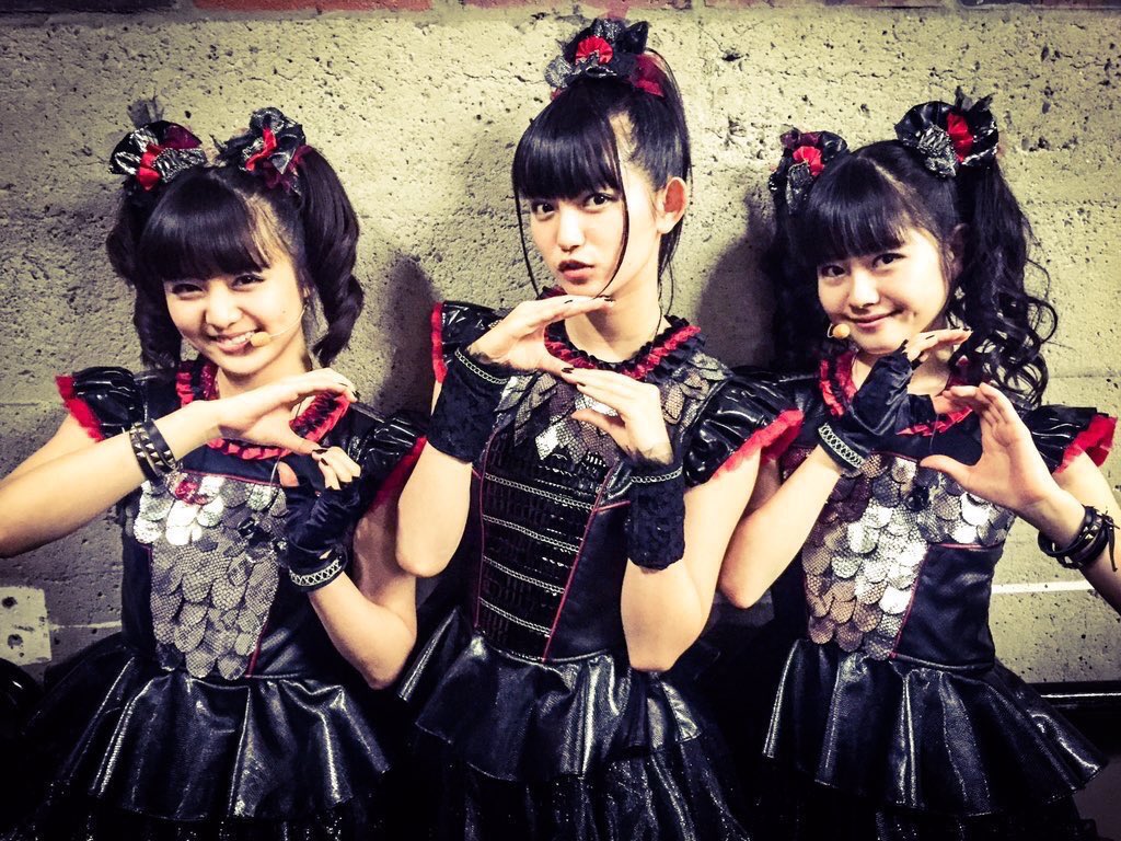 включи babymetal. группа babymetal. Babymetal кимоно. японская группа babymetal. Babymetal 2021.