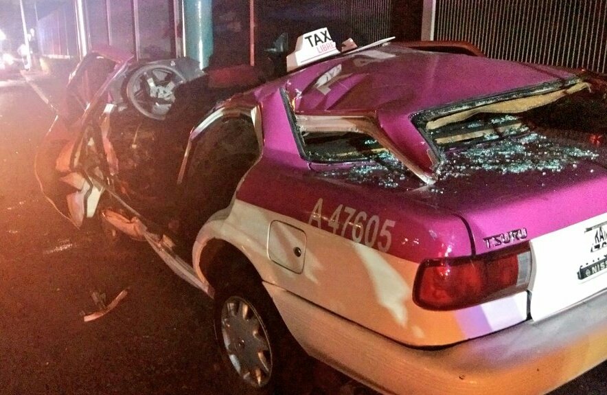 coecdmx's tweet photo. Mientras la CDMX dormía: taxi impactado en aeropuerto, volcado en Río San Joaquín, volcado en Eje 10: https://t.co/nIvR2bpV1p