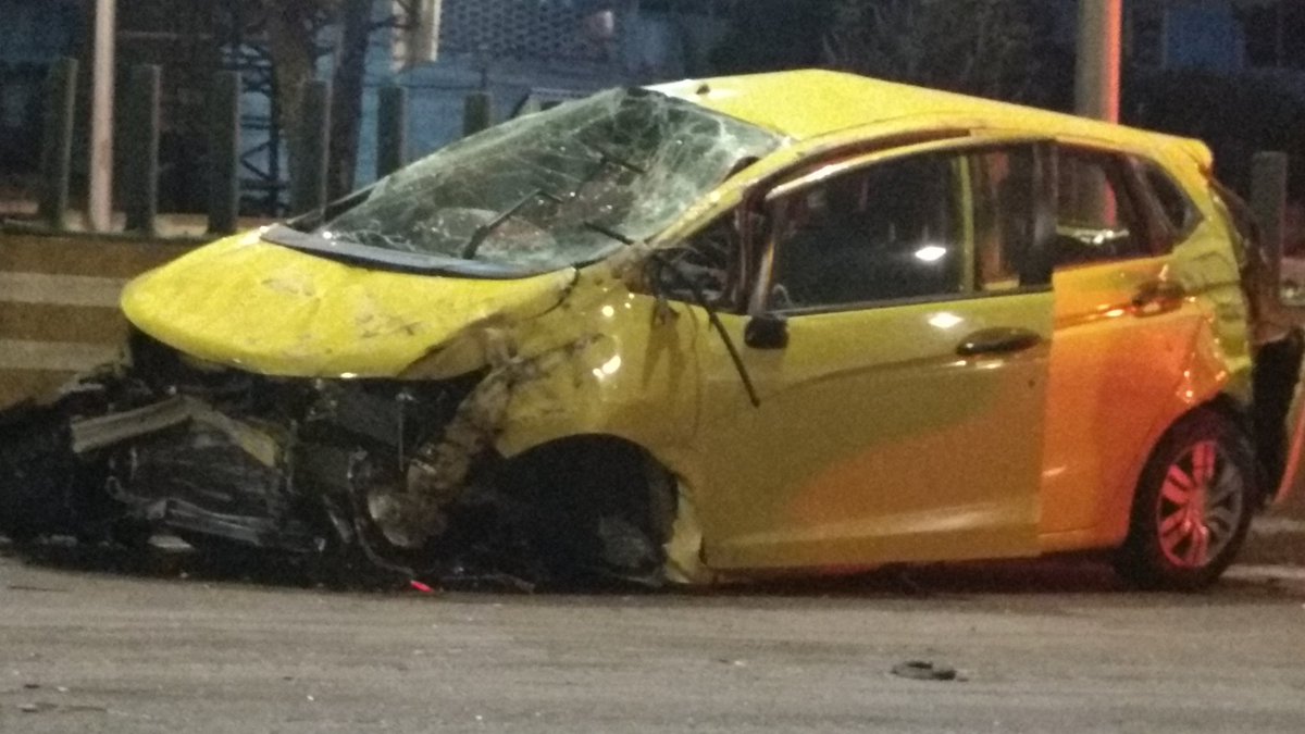 coecdmx's tweet photo. Mientras la CDMX dormía: taxi impactado en aeropuerto, volcado en Río San Joaquín, volcado en Eje 10: https://t.co/nIvR2bpV1p
