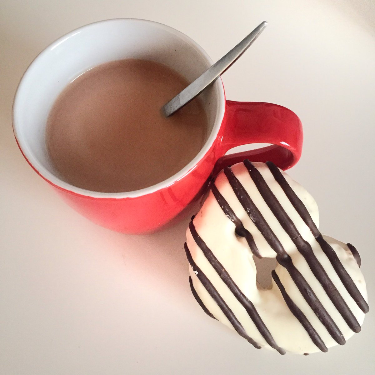 ModoFocaON's tweet photo. Las tardes de #domingo en el sofá hay que acompañarlas! 🛋😋☕️#ModoFocaON #merienda #palmera #rico #dulce #pasteleria https://t.co/RLwIBdDZl9