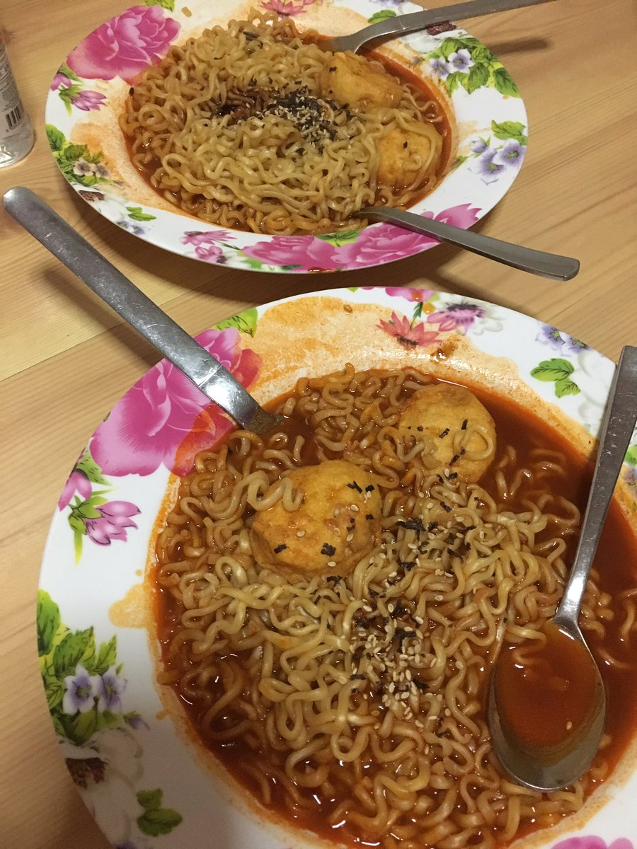 NicoKawaii's tweet photo. Are u ready b ?! #samyangnoodlechallenge #bsokjubomelecit https://t.co/G1SJpmsyFj