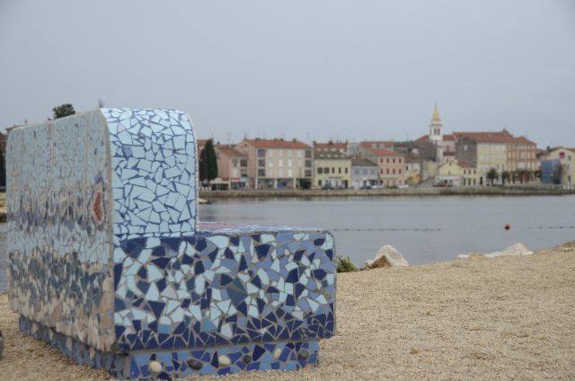 rcentar's tweet photo. Poreč dobio “Klupu zaljubljenih”
Na novo uređenoj šetnici 154. brigade postavljena je  zanimljiva mozaik klupica pod nazivom" Love bench" https://t.co/B2r450Qxg0