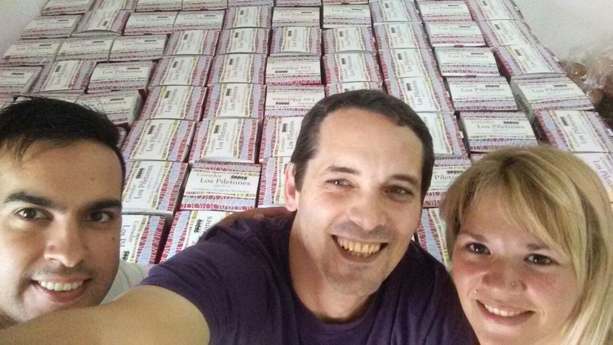 LasalleRodrigo's tweet photo. #AyudanosAAyudar FELIZ de poder colaborar un ratito c/ el #ComedorLosPiletones de la #FundaciónMargaritaBarrientos 
https://t.co/CUIagByf1g https://t.co/giN8PPpuig