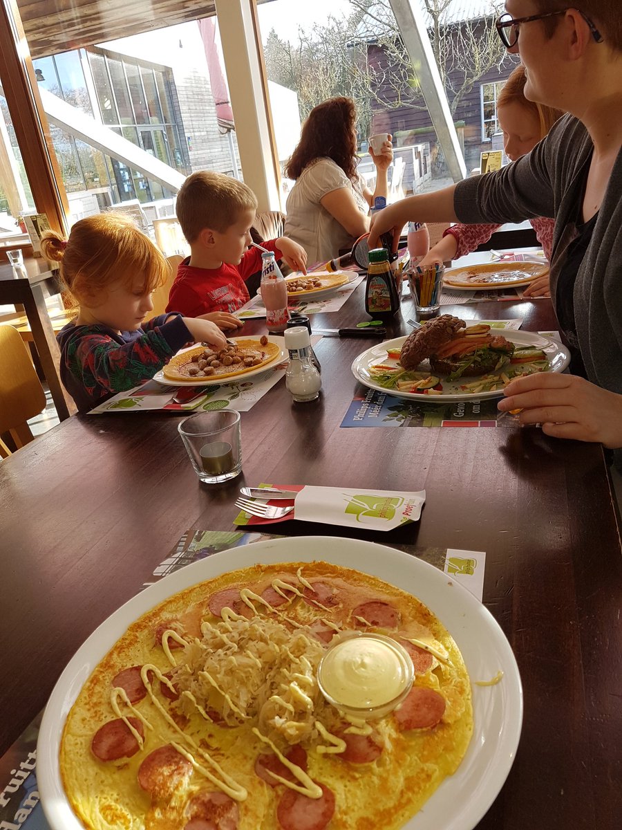 boerklaasen's tweet photo. Weer eens wat anders dan een pannenkoek met #ham&amp;kaas! #zuurkool&amp;rookworst #pepernoten  #philipsfruittuin #deproeftuin https://t.co/oyMZC7ZUM2