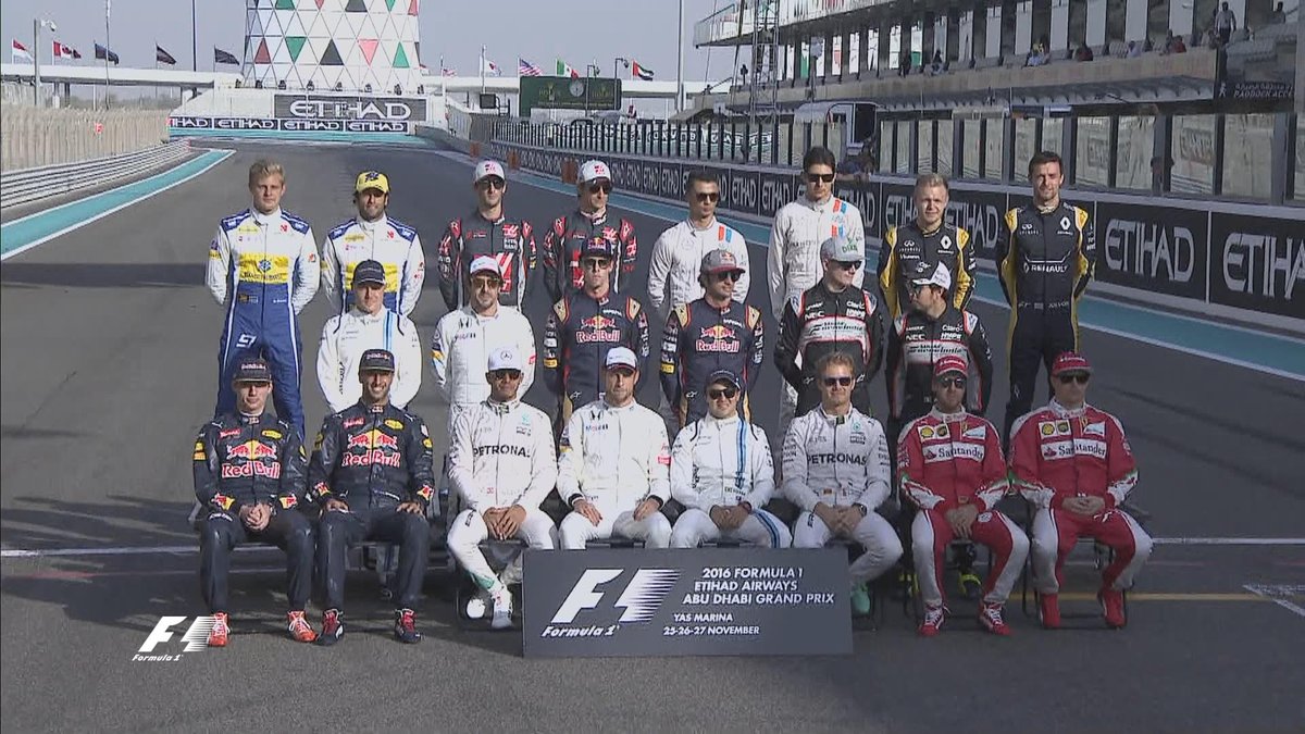 F1's tweet photo. "One last picture of you all together please, guys" 📸

The #F1 Class of 2016 

#AbuDhabiGP #F1Finale 🇦🇪 https://t.co/gOs1oFNKzS