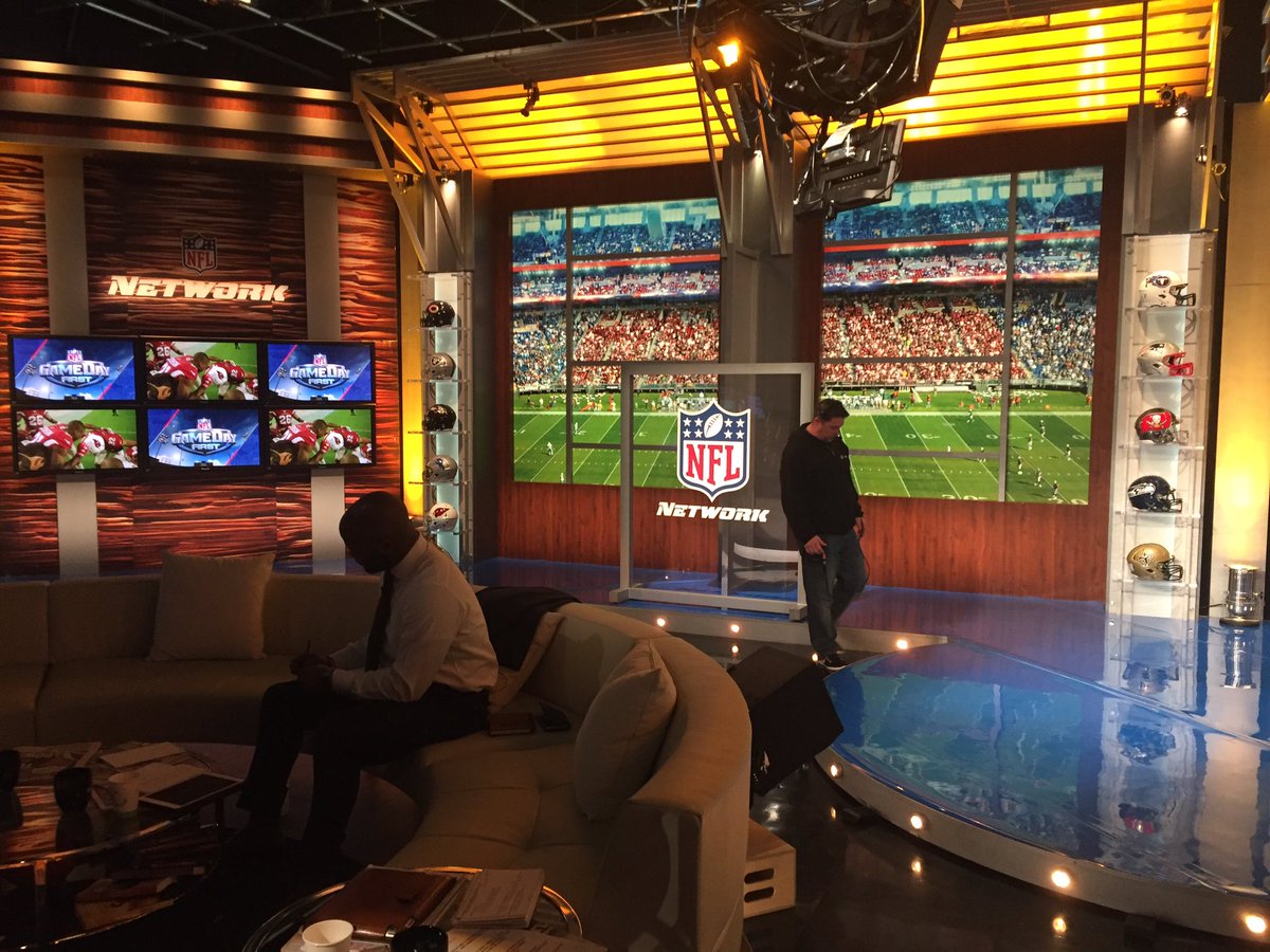 ShaunOHara60's tweet photo. Good morning Week 12!  Ready rock here on set #GamedayFirst @NFLGameDay @RealMikeRob @CoachBillick @melissastark https://t.co/X3n52oaNVV