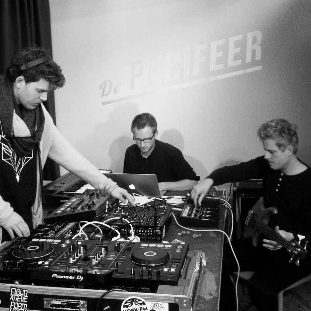 Vandaag repeteren @MoonstonesNL voor hun eerste live show tijdens <a href="/MbdB_Dev/">MbdB Deventer</a> 11 dec in <a href="/DePerifeer/">De Perifeer</a>. Moddervet. Bass!