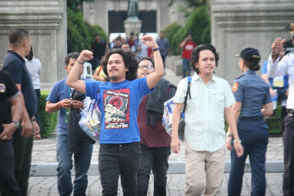 gmanews's tweet photo. IN PHOTOS: 2016 Bar exams end with lively #Salubong2016 https://t.co/4AvigCAqW5 https://t.co/iawVxvcn0f