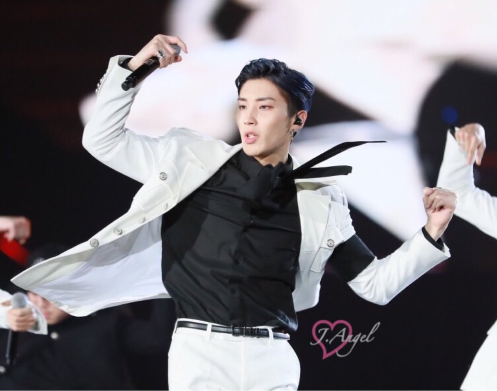 JongUpsAngel206's tweet photo. [미리보기] 161127 드림콘서트@BAP_Jongup 종업이~ 와우~ 정말 정말 수고했어요!!!! 👑🌟 진짜 멋있다!! 😭💕 #종업 #JongUp #BAP #SKYDIVE #DreamConcert2016 https://t.co/Pp0DJx9nBr