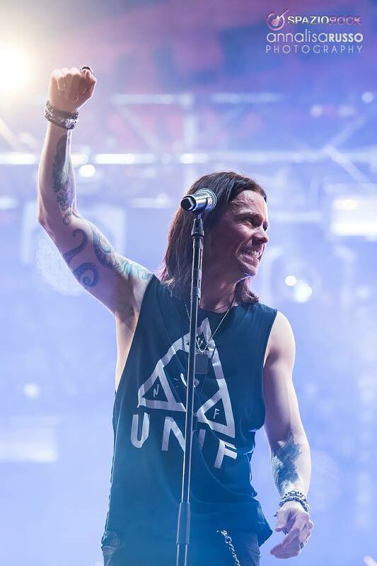 Alter_BridgeFR's tweet photo. RT si toi aussi tu souhaites un très Joyeux Anniversaire à @MylesKennedy  ! 📸: @Annalisafoto ❤️ https://t.co/nXmKQ9ri26