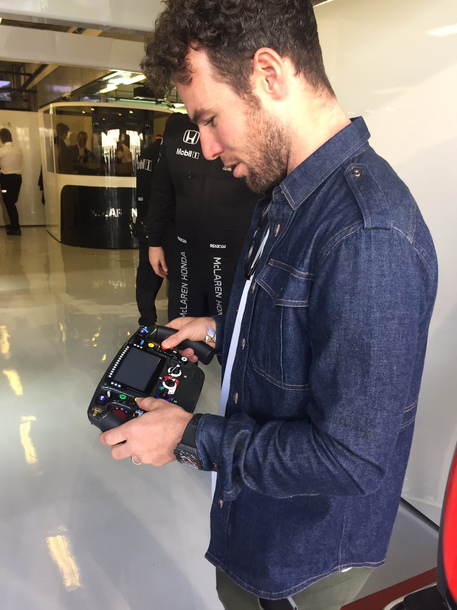 McLarenF1's tweet image. World champion cyclist @MarkCavendish gets to grips with our #F1 steering wheel in the #McLarenHonda garage. 🚲🏎