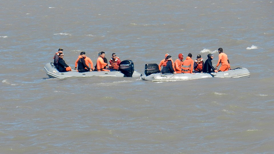 JorgeFavaloro's tweet photo. Armada_Arg : Personal del Curso de Capacitación Nadador de Rescate fue evaluado en la Ría de #BahíaBlanca #ArmadaA… https://t.co/ZmXPZj8mg4
