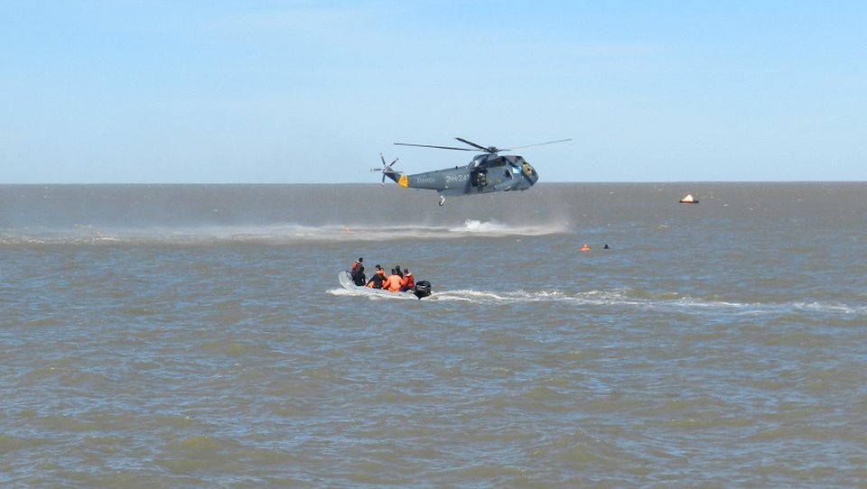 JorgeFavaloro's tweet photo. Armada_Arg : Personal del Curso de Capacitación Nadador de Rescate fue evaluado en la Ría de #BahíaBlanca #ArmadaA… https://t.co/ZmXPZj8mg4