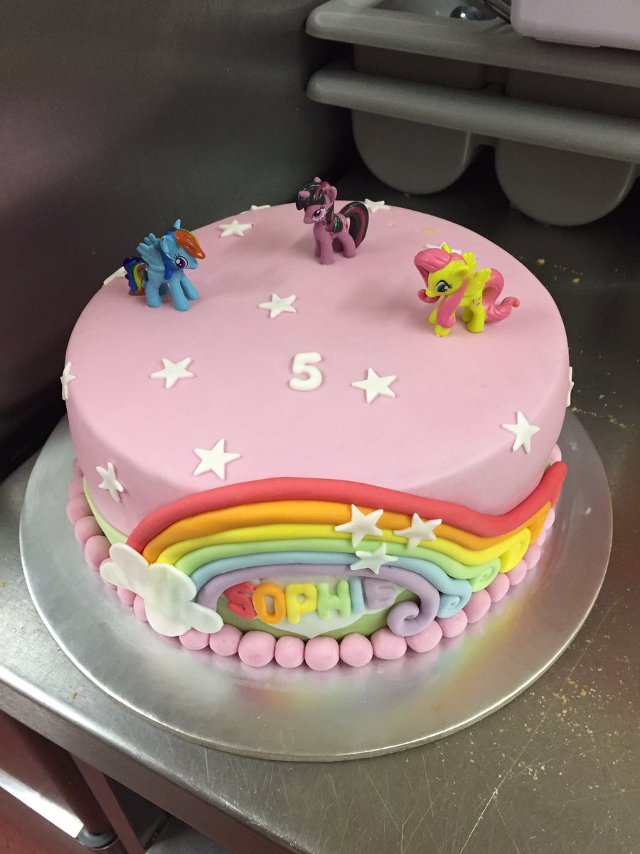 Sophie's awesome cake🦄🎂 <a href="/Jimbentley10/">Jim Bentley</a> <a href="/SpencerGraydon/">Spencer Graydon</a> <a href="/WeAreSUGM/">WeAreSUGM</a> <a href="/m3lissa1087/">Mel J Team Dunelm</a>