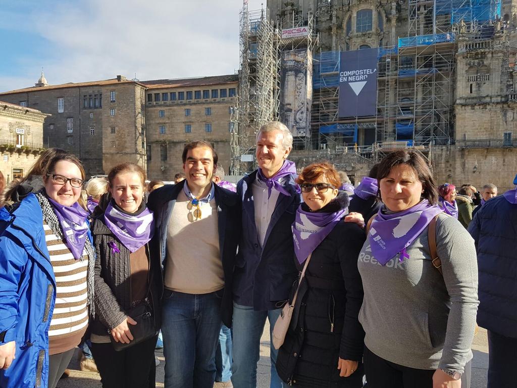 21_couto's tweet photo. .Terminamos a Andaina #Camiñoaorespeto na Plaza do Obradoiro #ninunamas #ninunamenos #contralaviolenciadexénero https://t.co/IRNJ4mDCkV