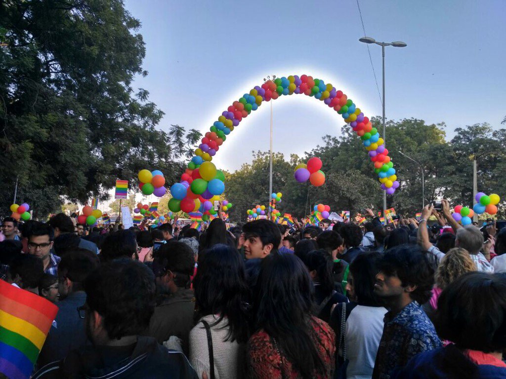 YouthKiAwaaz's tweet photo. A beautiful moment from Delhi Pride. Hope does lie ahead. #NoGoingBack #PrideAtCake https://t.co/GRgQOaF5EO