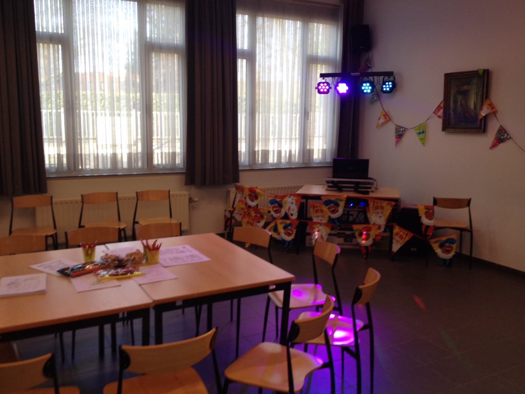 bentwouters's tweet photo. Cartamundi is helemaal klaar om Sinterklaas te ontvangen! @CartamundiCards https://t.co/tROgevlduB