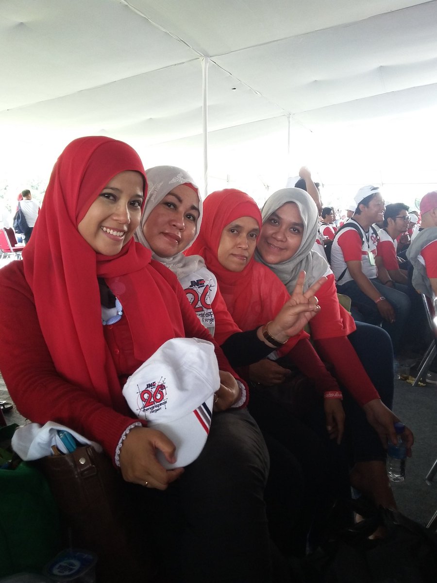 NIE_WAH's tweet photo. Celfie sama emak2 😆 #JNE26Tahun #menginspirasinegeri https://t.co/JcNjj4KWc4
