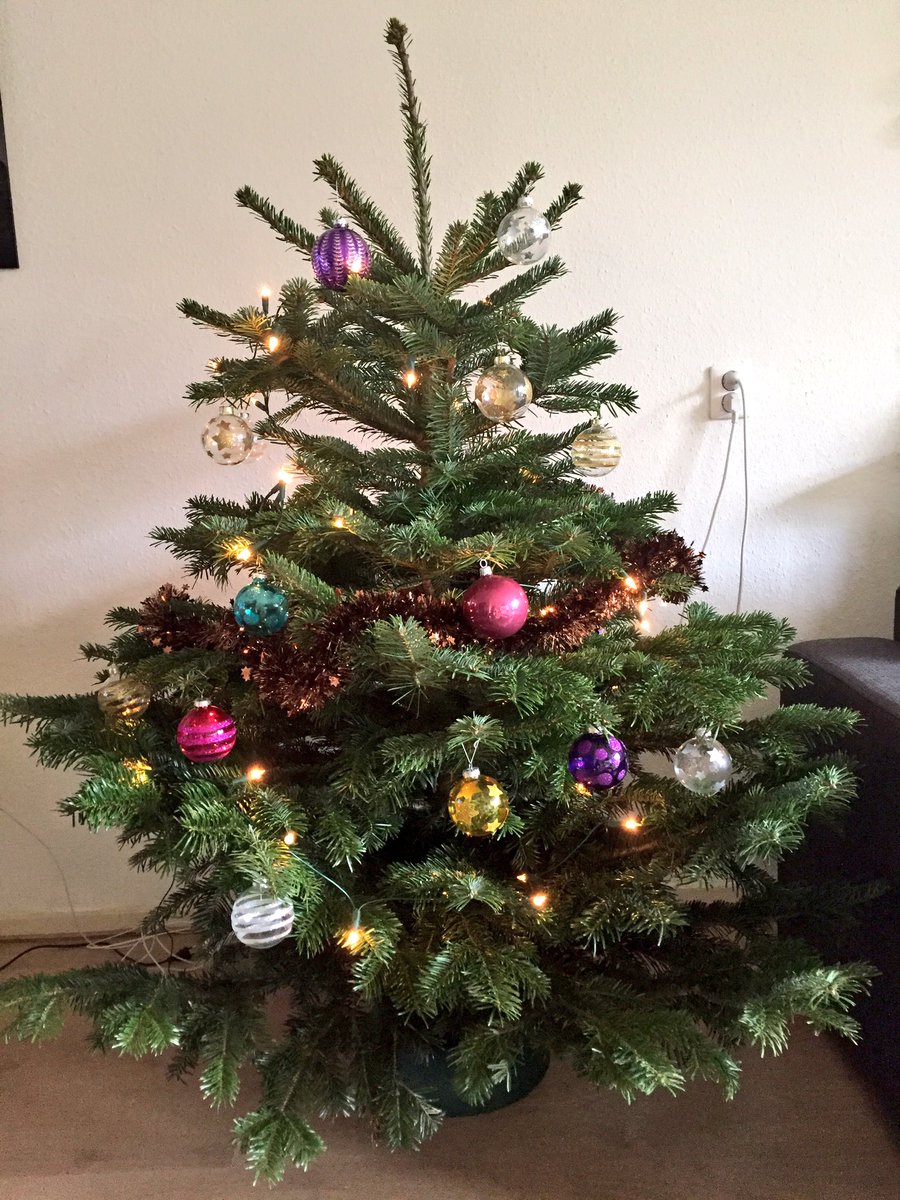 Jahooor onze #kerstboom staat! 🎄 #alleballenverzamelen