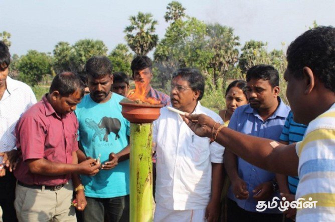 UstpacAdvocacy's tweet photo. #Jaffna MP #Saravanapavan lights Flame of Sacrifice for #Tamil_Heroes_Day observance at #Chaatti #Maaveerar resting place, #Right2Remember https://t.co/BdF6BWPkkj