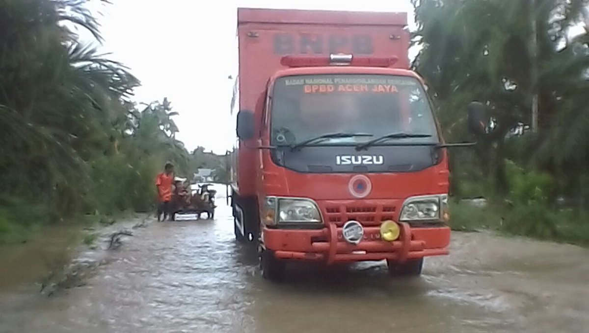 ferdyaceh's tweet photo. Tim BPBD Aceh Jaya menuju lokasi banjir di kawasan Pasie Raya. Mereka bersiaga di lokasi & siap mengevakuasi warga @iloveaceh #acehvideo https://t.co/cWhdgxJ6Rl