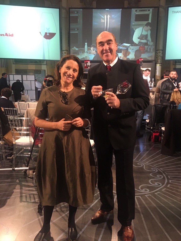MeranoAwardRoma's tweet photo. @helmuth Köcher con @raffaella Ghislandi di @bee Connection : una collaborazione col sorriso https://t.co/kFTN2EAlGl
