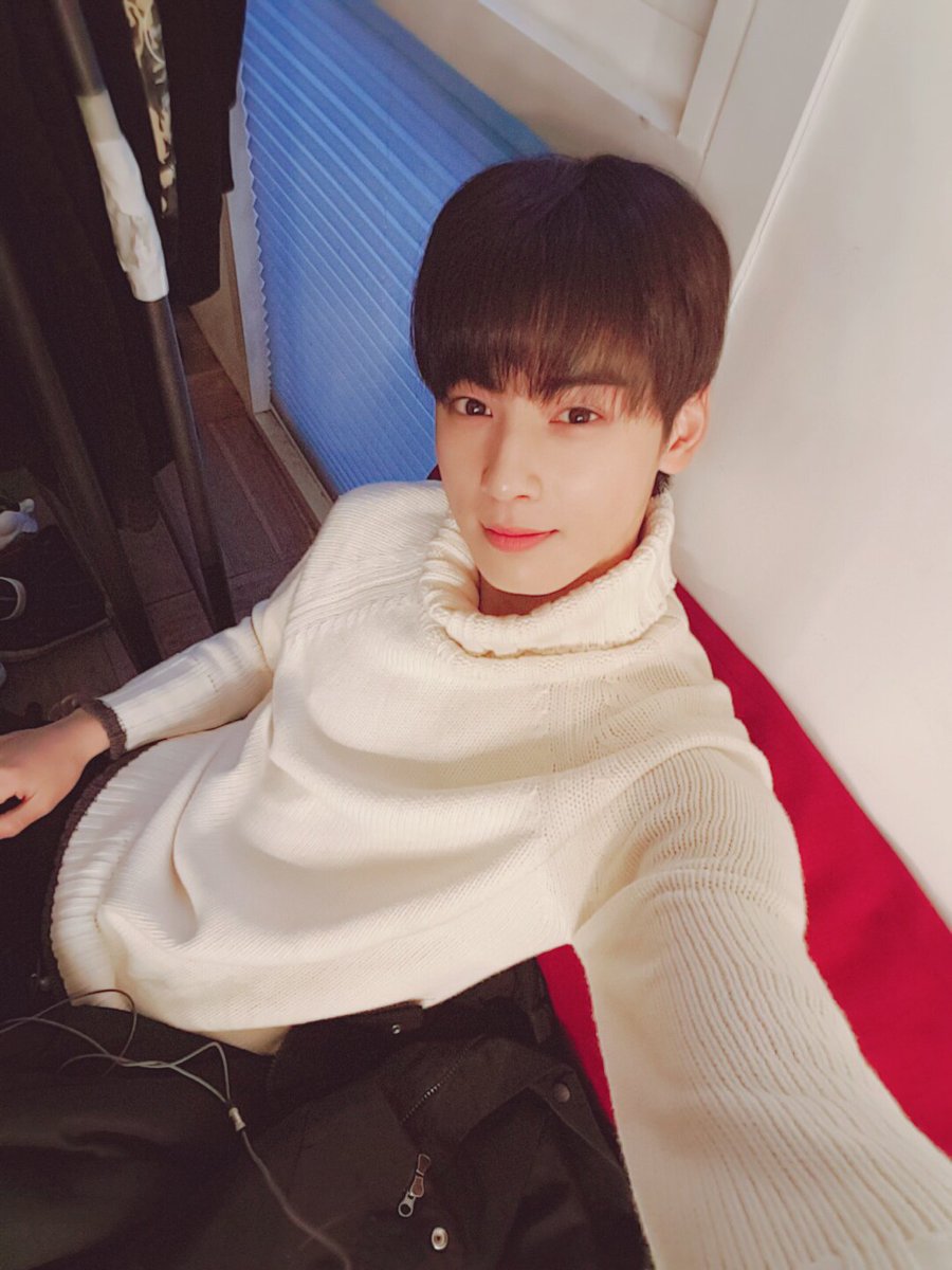 offclASTRO's tweet photo. 오늘 태어나서 젤젤젤 큰 무대 섰어요>< 
후하후핳
아로하트♡♡♡
#아스트로 #고백 
차나잇💤 https://t.co/KBY9a3szi6