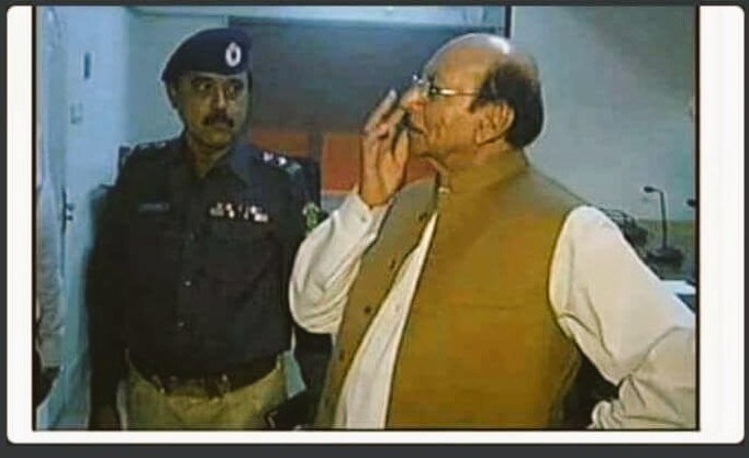 moeed_altaf's tweet photo. Qaim ali shah: ye lash kis ki hai?
Police: sir ye shesha hai
😂😂😂 https://t.co/WHWoBXNyfS