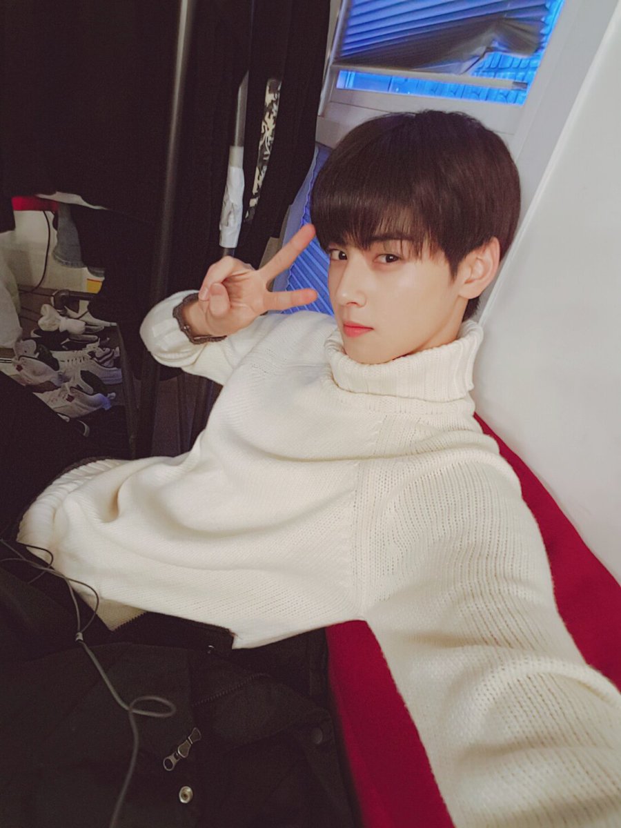 offclASTRO's tweet photo. 오늘 태어나서 젤젤젤 큰 무대 섰어요>< 
후하후핳
아로하트♡♡♡
#아스트로 #고백 
차나잇💤 https://t.co/KBY9a3szi6