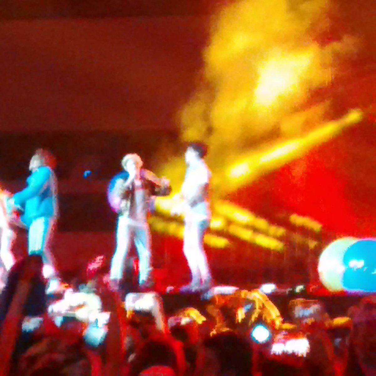 veromalefica's tweet photo. Felicidad al 1000% @KferLara. @CD9 @JosDice #Revolutionstour. @ArenaCdMexico #couders https://t.co/Mcdgx8aGua