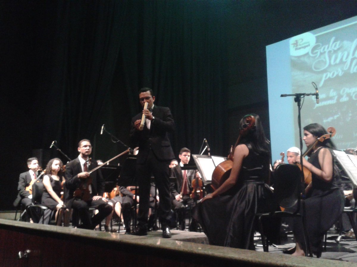 conexioninte's tweet photo. Gala Sinfónica Por la paz. 
Gran Concierto de nuestra #OrquestaSinfonica desde el #TeatroAngostura #SomosArte #Music https://t.co/Jd5nRvYj1Y