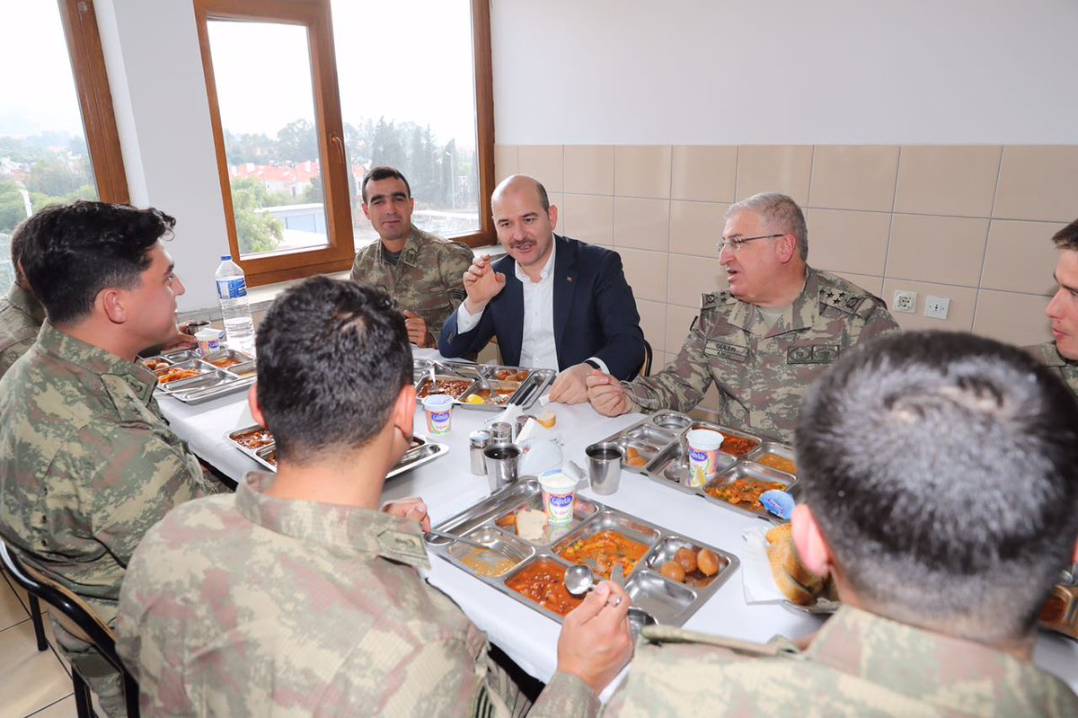 TC_icisleri's tweet photo. Bakanımız Sn. @suleymansoylu Foça Jandarma Komando Okulu ve Eğitim Merkezi Komutanlığını ziyaret etti
https://t.co/nRHbsK5ySh https://t.co/Y7jiItHjKC
