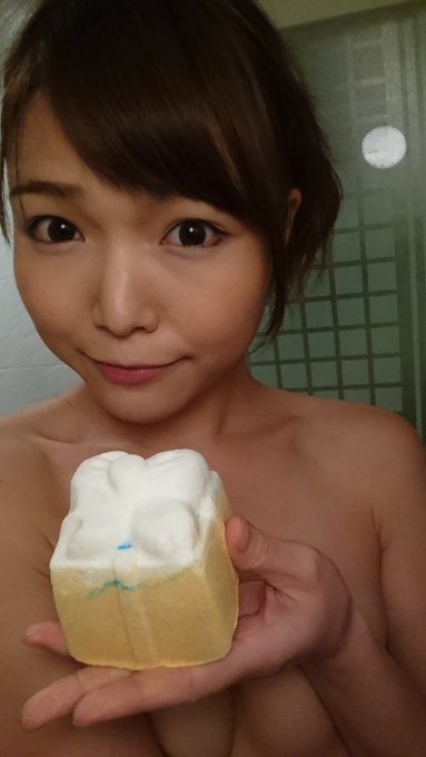 こんばんはっ 今日来てくれた方ありがとうでした&hearts; 明日も20時～SOD様にて、よろしくですーっ🙌&hearts; (🙌&larr;これ、今はまってる。) 手ぶらで遊びに来て下さいねーっ  頂き物の入浴剤でおふろ中です(*&acute;&omega;｀*) ちなみに12月11日もファーストで撮影会 やるよっ！あと１枠🙌&hearts;！！