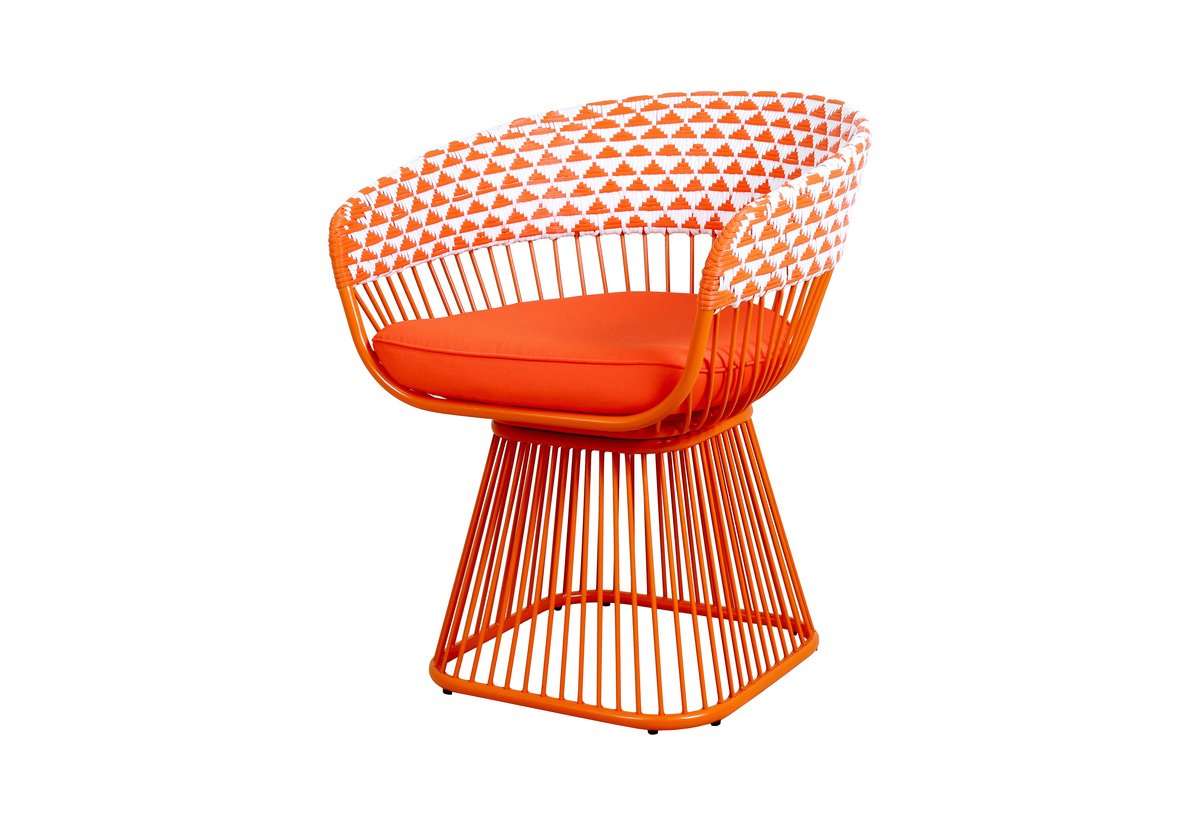 Treniq's tweet photo. The chic Harper Lounge #Chair by @7oceansDesigns for decorative, #retro, &amp; elegant spaces. #armchair #livingroom https://t.co/7lRIApi4vE https://t.co/zkRPW4a4ip