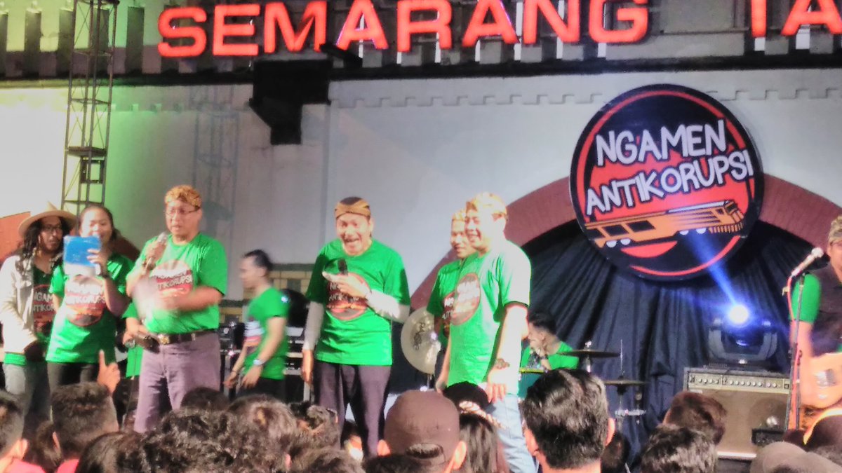 Ngamen antikorupsi bersama ketua KPK bpk Saut Situmorang....
Indonesia lawan korupsi