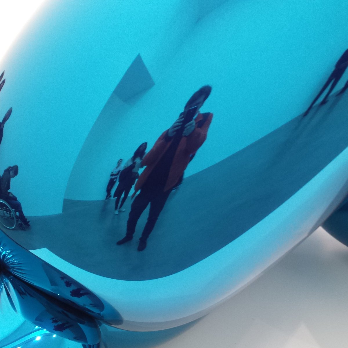 JonAndrewsArts's tweet photo. Reflected in Jeff Koons big blue dog #inversionpainting #abstractexpressionism https://t.co/E8mTTVpHE0