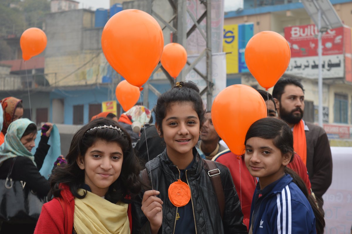 unwomen_pak's tweet photo. 25 Nov 2016: #16Days kicked off in #Muzaffarabad, with an #Orange march that saw young men &amp; women raise thr voices &amp; commit to ending #VAW https://t.co/bqLjzCr1Qp