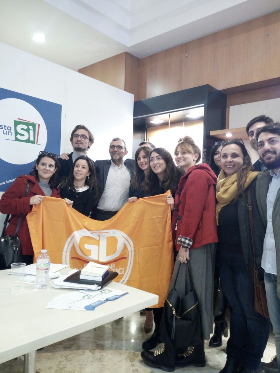 B30Luce's tweet photo. Perché crediamo nel #SI Perché #iovotosi Perché il futuro é di chi crede nel sorriso del cambiamento!!! https://t.co/xJoHpQCcDC