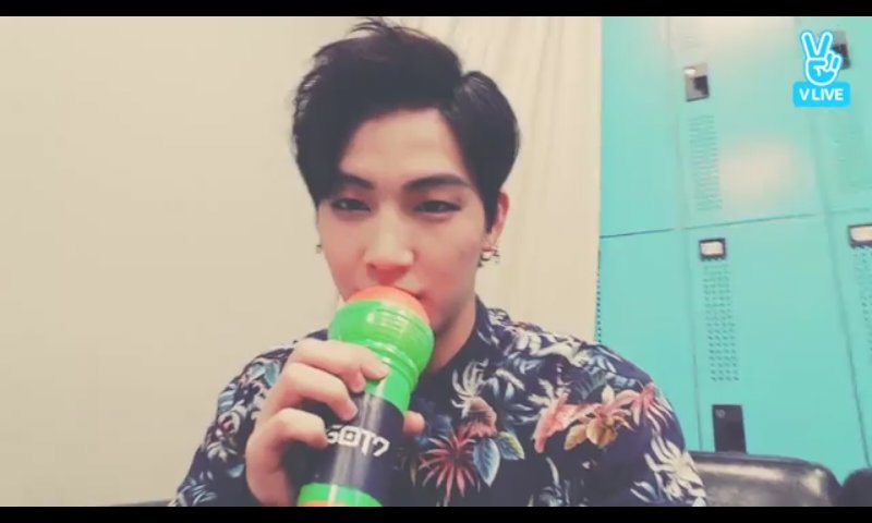 Seas_JE's tweet photo. พี่เถิก💕😘 #jb #JB #GOT7HARDCARRY #got2day2016 #Got7เป็นวงตลก https://t.co/B2euGPmjX0