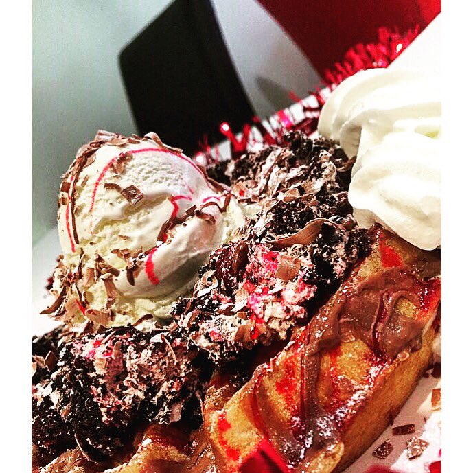 ilovedessertsuk's tweet photo. Black Forrest gateau waffle #black forest #gateau #dessert #desserts #ilovedesserts https://t.co/Slhw96PFOK