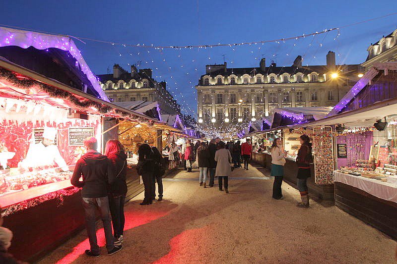 Rennesplus's tweet photo. Le #marché de #noël depuis peu et la #fête #foraine bientôt, décembre approche à #Rennes #fêtes #souslegui #visitrennes🎄🌟❄️ https://t.co/pD9ZWeoUGF