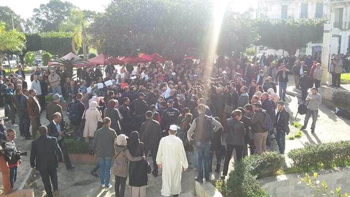 Madjid_SERRAH's tweet photo. Répression policière d'un rassemblement ds syndicats aujourd'hui à #alger. La LADDH dénonce. #algerie #dz2016 @LindaFd2 (Photo Aissa Moussi) https://t.co/Dp51QChujh