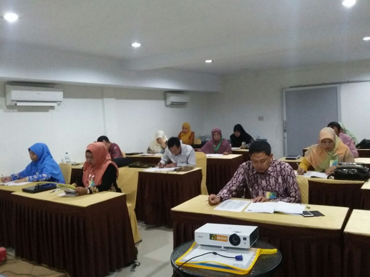 acehvideo's tweet photo. Sebanyak 414 orang guru SMA/SMK 23 kabupaten/kota mengikuti seleksi guru berprestasi tingkat provinsi #acehvideo #beritaaceh https://t.co/kzw6jpT7UJ