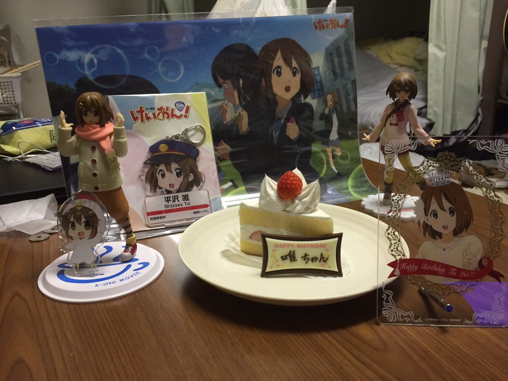 AMOND_tyoko's tweet photo. 別垢でもやりましたが…
お誕生日おめでとう！
（前回の梓誕よりケーキが小さくなってしまったのが目立つ https://t.co/q3AXzaNIoD