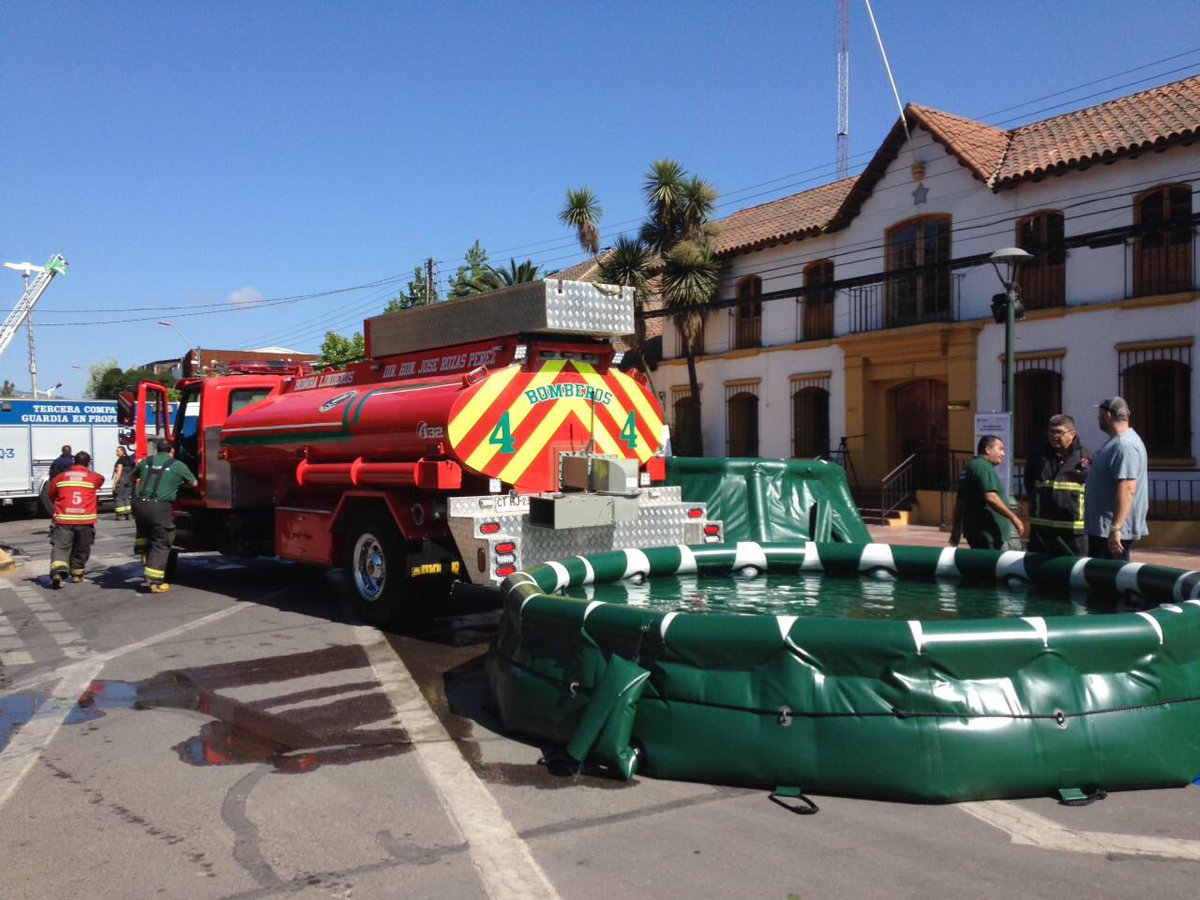 Tarpulin_cl's tweet photo. Estamos en Buin exhibiendo un estanque autosoportante para la Compañía de Bomberos que hoy conmemora sus 87 años. https://t.co/N6CXHYfRAq