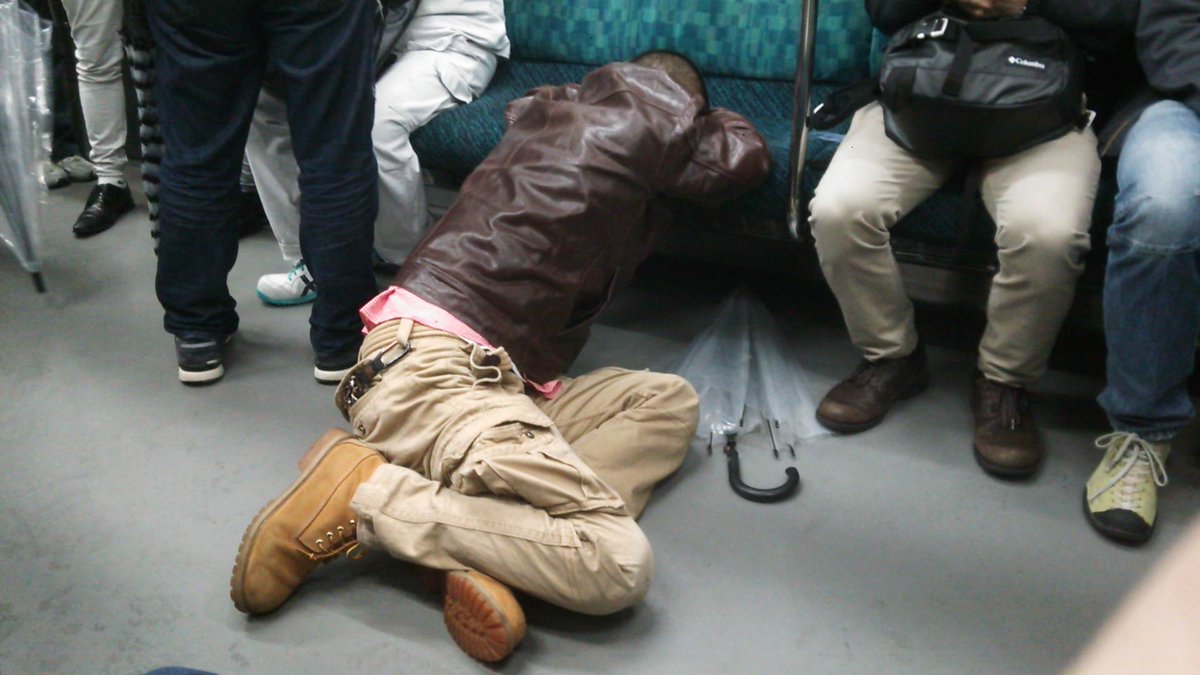 時田 コウ 道玄坂tv Twitterren 電車の中 良く酔っ払って寝てられるよね 顔を写してあるのは公開しないであげようと思う 迷惑な奴だ