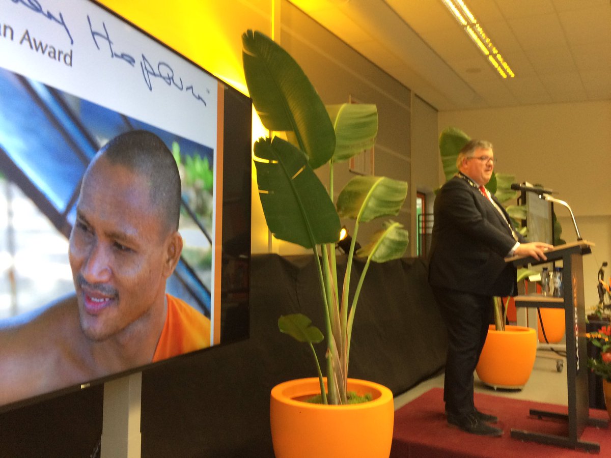 Nijmegen Mayor Bruls honouring  Sareth Brak, the winner of the Audrey Hepburn Humanitarian Award <a href="/hetkandinsky/">Kandinsky College</a> auditorium