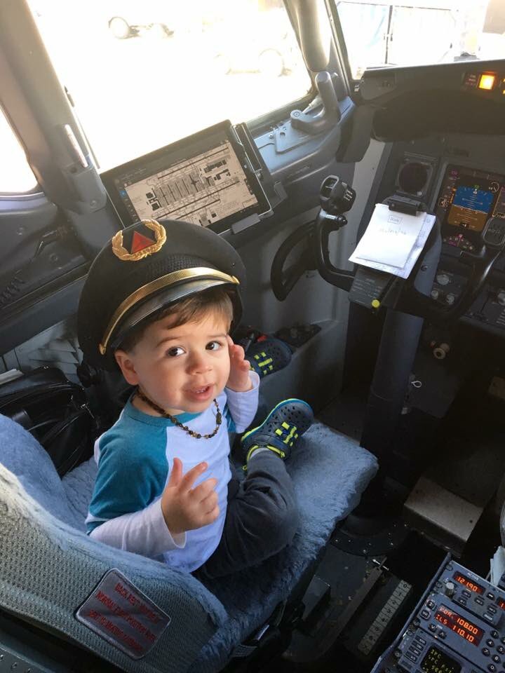 BodyByBeano's tweet photo. @Delta new pilot in the cockpit! #futurepilot #asherwallace #takeoff https://t.co/b6K1lNjl7L