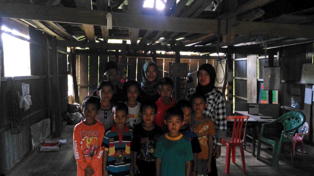 Bersama guru &amp; siswa mi bissorang,smntara ini brsekolah di rmh warga akibat penyegelan sekolah